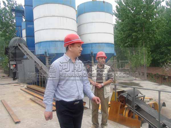 伊朗客戶現(xiàn)場(chǎng)考察陶?；剞D(zhuǎn)窯生產(chǎn)線